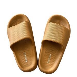 Joomra Pillow Slippers Size 6/7  Quick Drying